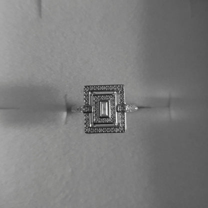 LALLA - Bague en argent 925 recyclé avec un design géométrique serti de pierres d'oxyde de zirconium. Bijou élégant et fait main en édition limitée.