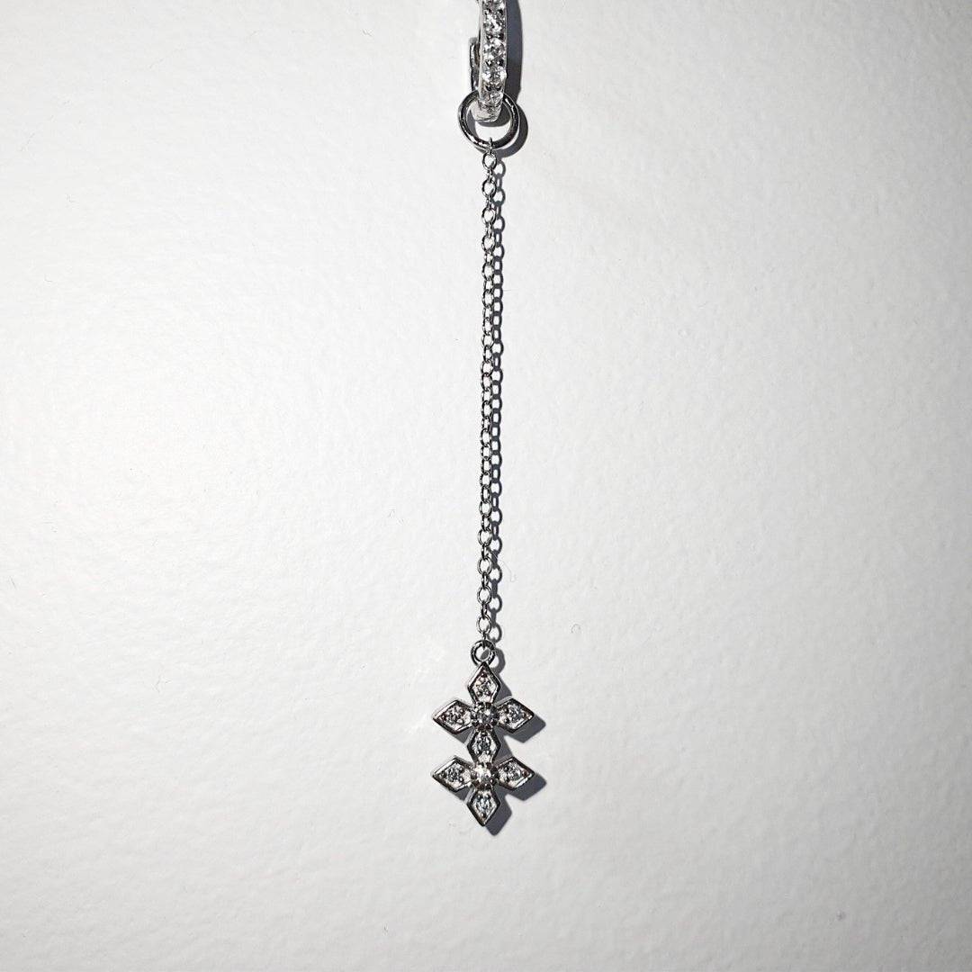 RIGA - Mono boucle pendante en argent 925 recyclé composée d'une créole de 8 mm et d'un bijou inspiré du Maroc.