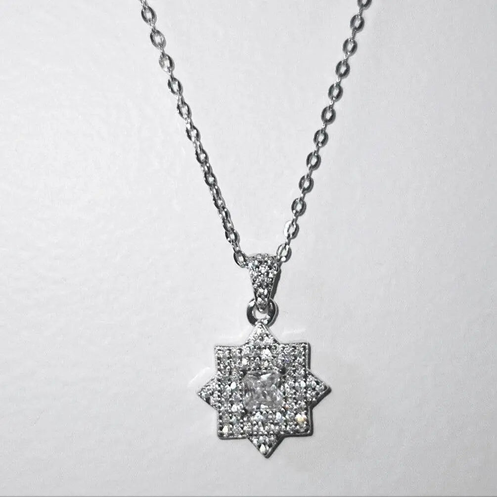 ZELLIJ - Collier en argent 925 recyclé avec un pendentif en forme de zellige marocain, entièrement serti d'oxyde de zirconium.